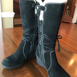 Black suede snow boots, wedge heel